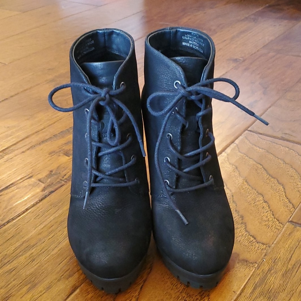 Steve Madden Black Suede Lace up Ankle boots